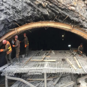 巴鶴公路水布埡段箱子角隧道順利貫通