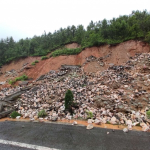 泉南高速石吉段發(fā)生邊坡塌方 高速養(yǎng)護(hù)人員緊急搶險