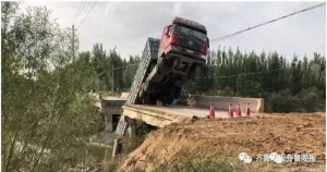 山東濱州：一大貨車壓塌限重4噸橋梁