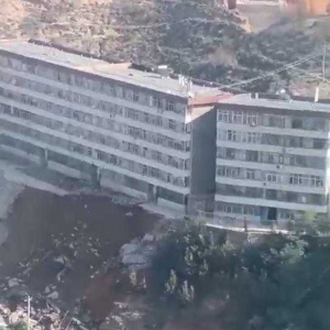 驚險！蘭州一居民樓旁護坡垮塌致1人被困，當地應急管理局回應 ... ...