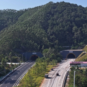 桂林至柳州高速公路改擴建項目全線隧道實現貫通