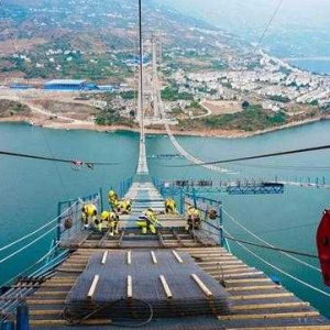 “世界級”懸索橋！沿江高速卡哈洛金沙江大橋首根主纜索股架設成功 ... ...