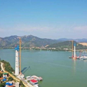 蒼容潯江大橋三座主塔全部順利封頂