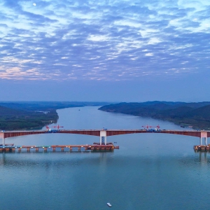 同類型橋梁跨徑世界第一！飛龍大橋全橋合龍