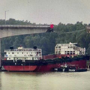 悲傷的10分鐘：瀝心沙大橋被撞完整視頻曝光，橋面一側(cè)第二輛車停車阻止后方車輛 ...