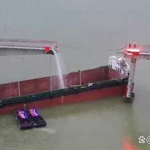 瀝心沙大橋橋面被空載集裝箱船只撞斷，橋面結(jié)構(gòu)怎么這么弱？ ...