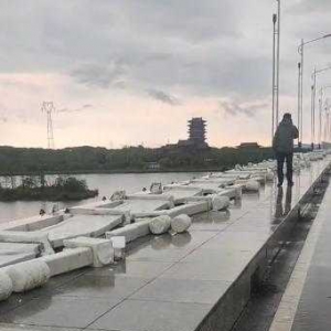 江西撫州一投資近兩億大橋圍欄倒塌 當(dāng)?shù)亟煌ň只貞?yīng)：可能是大風(fēng)吹倒 ... ...