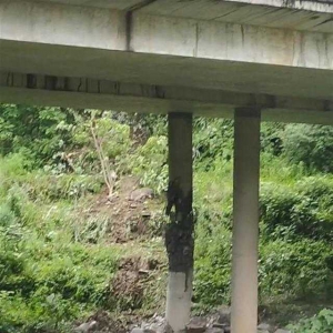 重慶G65包茂高速一橋墩因山體落石受損
