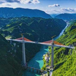 亞洲第一高矮塔斜拉橋 渝湘復(fù)線高速公路磨寨烏江特大橋順利合龍 ...