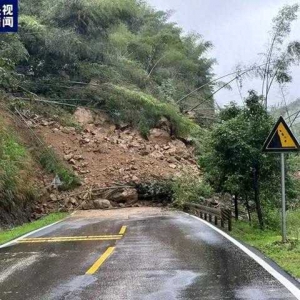 突發(fā)！236國(guó)道發(fā)生山體塌方，有車輛被埋