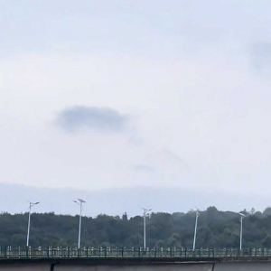 船碰撞上了橋？ 當(dāng)?shù)貞?yīng)急局：是廢棄船只，無人員傷亡