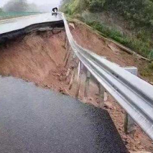 湖南平洞高速一路段塌方出現(xiàn)巨坑