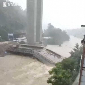 重慶云陽縣一修建中橋梁被洪水沖毀