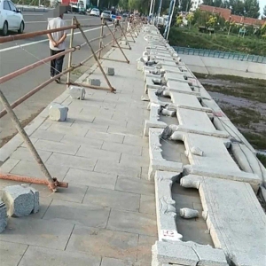 內蒙古一橋梁護欄被12級大風吹倒 交通局：非質量問題