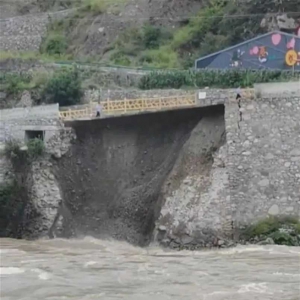 大渡河邊一處路基垮塌，架空路面上仍有人行走，官方：已封鎖 ...