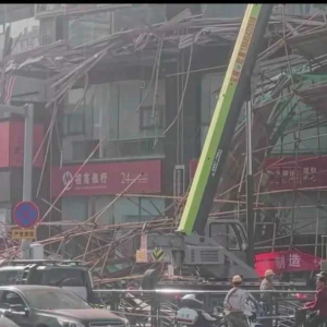 突發坍塌，現場一片混亂！