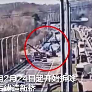 瞬間：比利時一橫跨運河橋梁突然坍塌砸在貨船上致1死