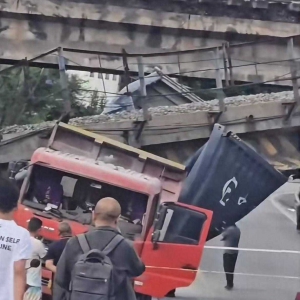 四川一貨車撞塌鐵路橋，當(dāng)?shù)兀簾o人員傷亡，鐵路橋沒有通車，疑為貨車集裝箱超過限高 ...