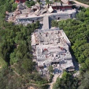 航拍太原太山博物館坍塌現(xiàn)狀：部分建筑損毀、山體現(xiàn)大坑。 ...