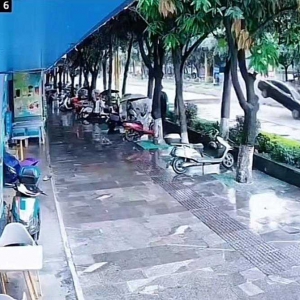 云南一路面突然塌陷 汽車飛躍大坑