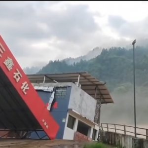 廣西柳州一加油站臨河建筑傾倒至都柳江：頂棚垮塌 險情發生前人員均撤離 ...