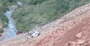 廣西一公路邊坡突然塌方