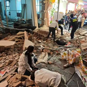 長沙開福區(qū)一店鋪腳手架發(fā)生局部垮塌 4人被困受傷