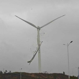 江西九江一風力發電機扇葉斷裂掉落