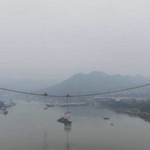 世界在建最大跨徑公軌兩用懸索橋首節鋼桁梁吊裝完成